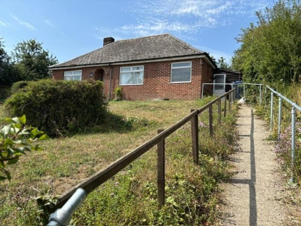 Lot: 7 - DETACHED BUNGALOW ON A PLOT WITH POTENTIAL - View of the bungalow